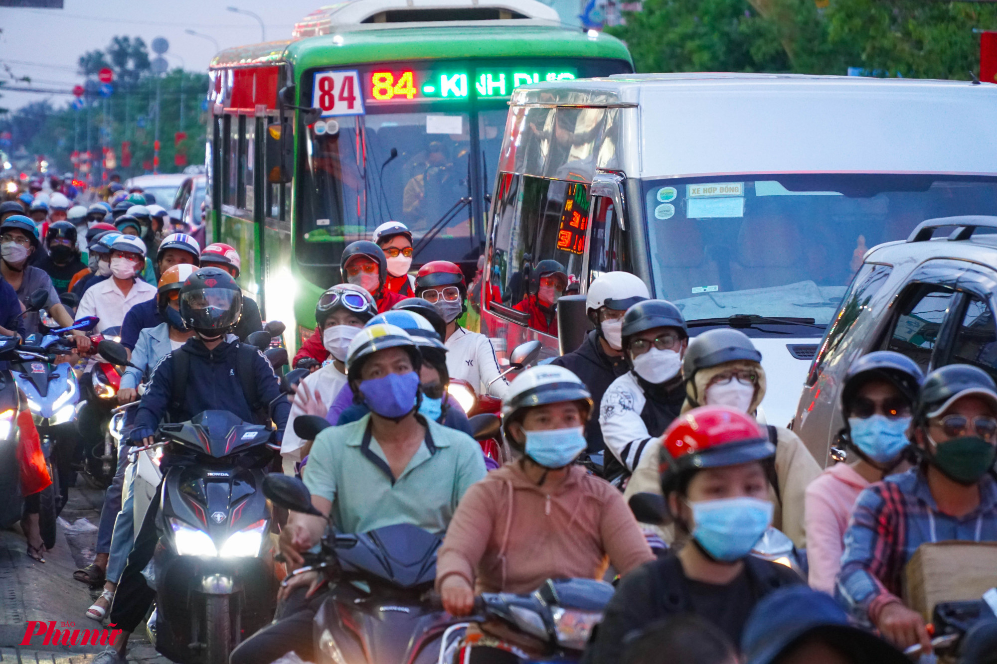 Đường nhánh Nguyễn Hữu Trí cũng ghi nhận tình trạng xe đông tại các nút giao, xuyên suốt tuyến đường thông thoáng