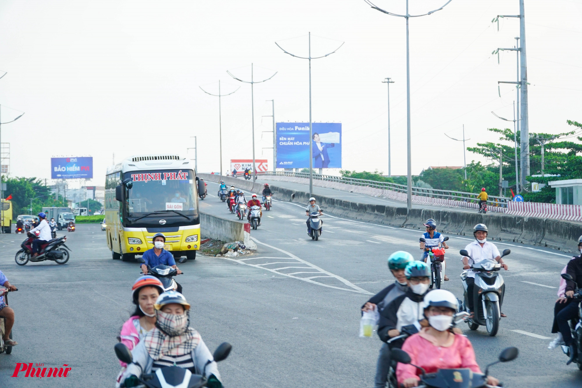 Cầu vượt Nguyễn Văn Linh, nổi ám ảnh của người dân mỗi khi xuống dốc cầu, khi dòng xe máy chen lẫn xe container