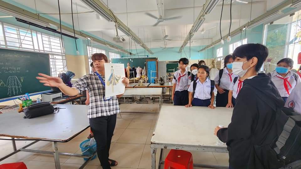 Học sinh lớp 9 Trường THCS Nguyễn Huệ (quận 4) đi tham quan thực tế tại trường nghề