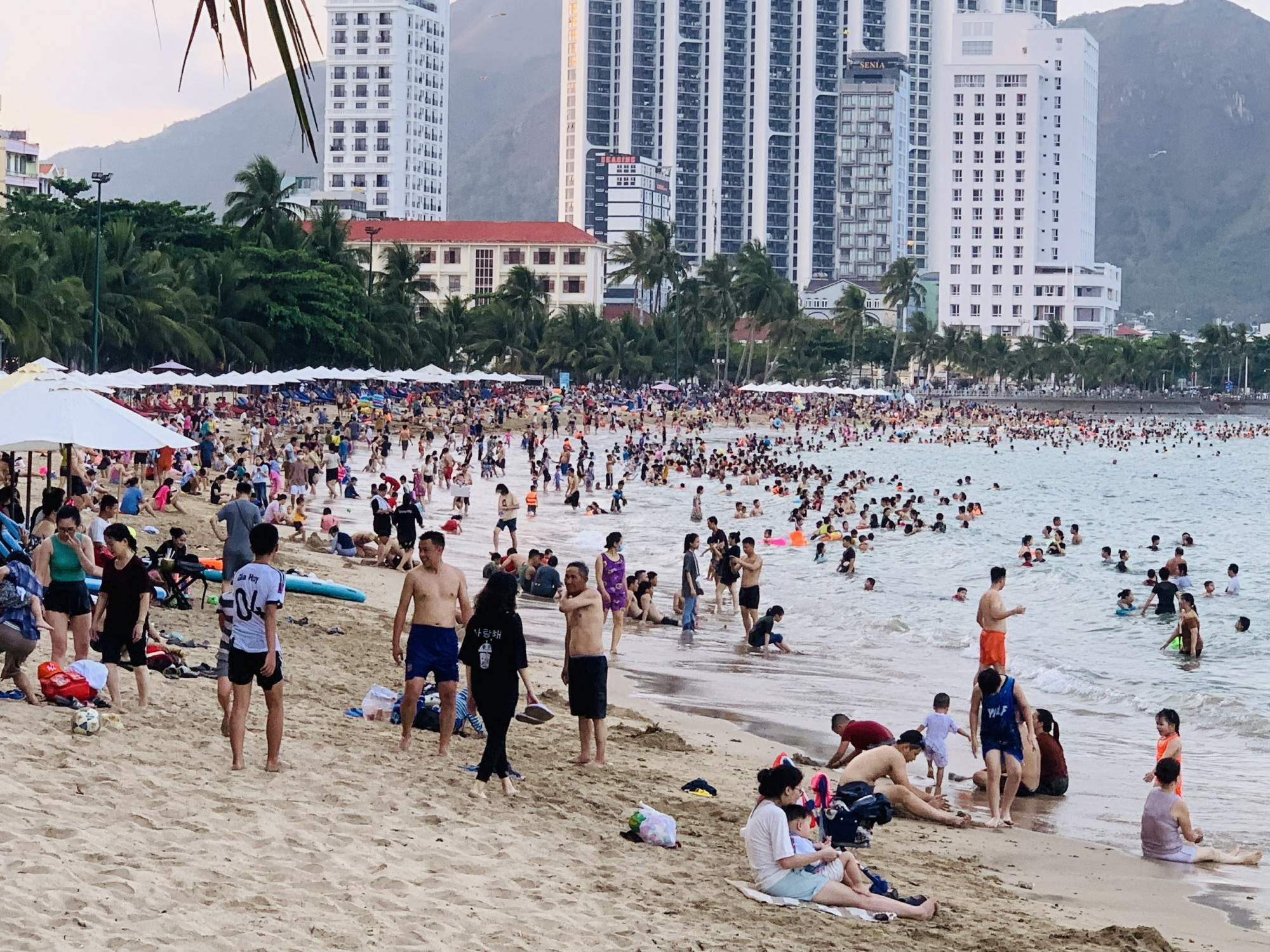 Nắng nóng nên rất đông người dân và du khách tắm biển Nha Trang để giải nhiệt