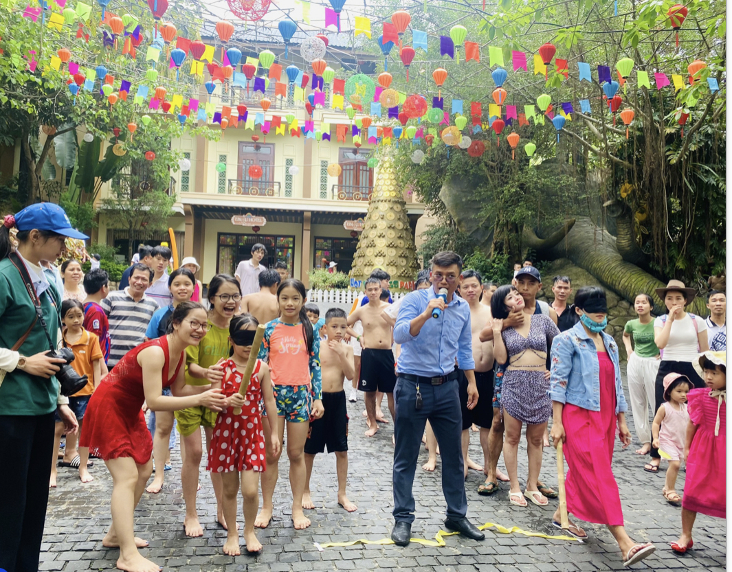 Khách du lịch tham quan một điểm du lịch ở Đà Nẵng