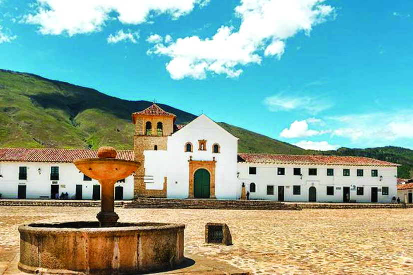 Plaza Mayor rộng hơn 14.000m2, đặc trưng với đài phun nước từ thế kỷ XVIII - Ảnh: Atlasobscura