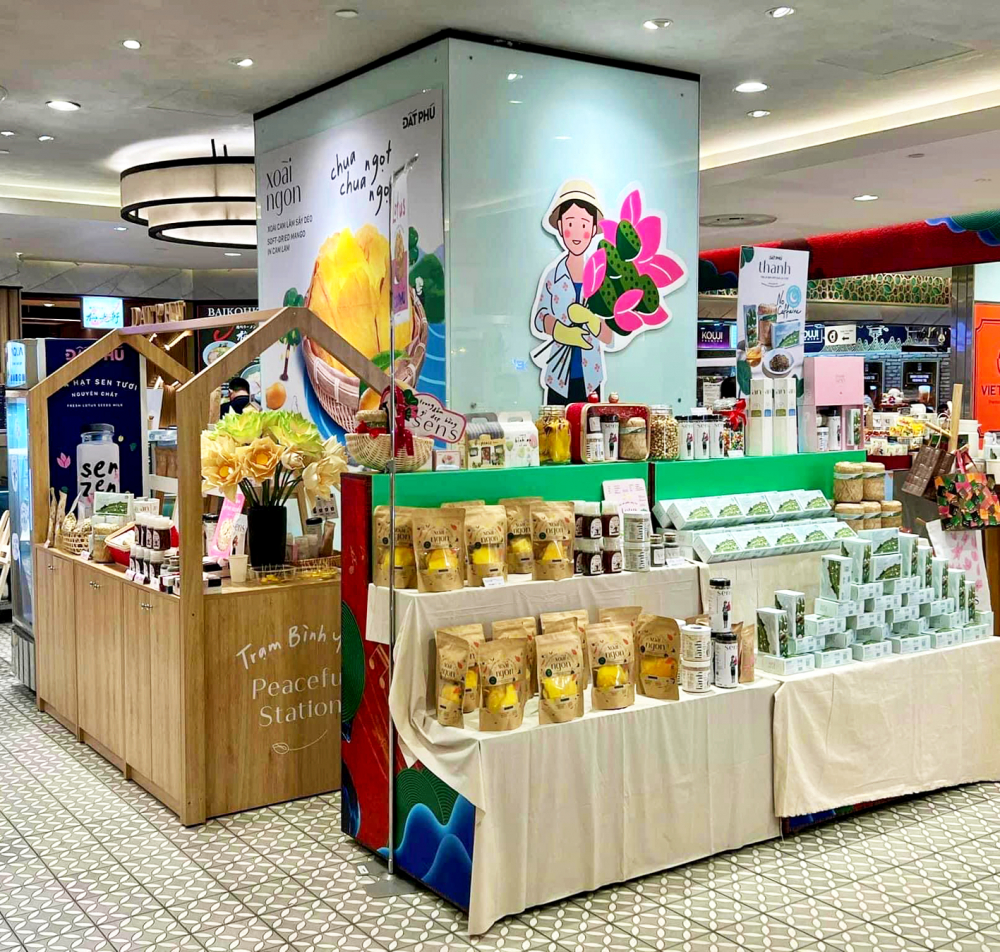 Một số trung tâm thương mại, siêu thị không thu phí mặt bằng đối với gian hàng giới thiệu, bán đặc sản địa phương, sản phẩm OCOP (ảnh chụp tại trung tâm thương mại Takashimaya) 
