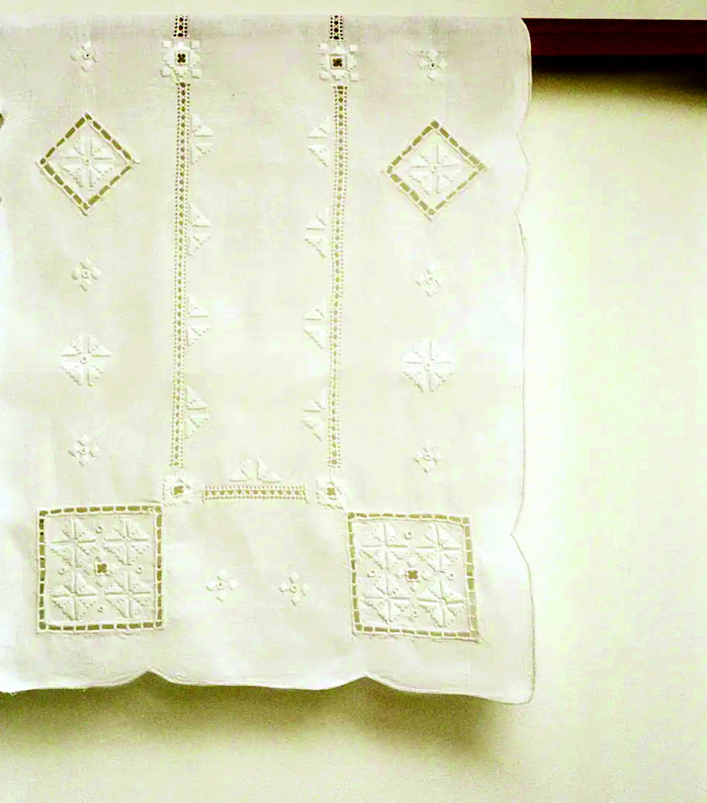 Hoa văn chìm thanh nhã trên một chiếc khăn tay bằng lanh của thương hiệu đồ thủ công Bettina Ceramica (Ý) ẢNH: BETTINACERAMICA