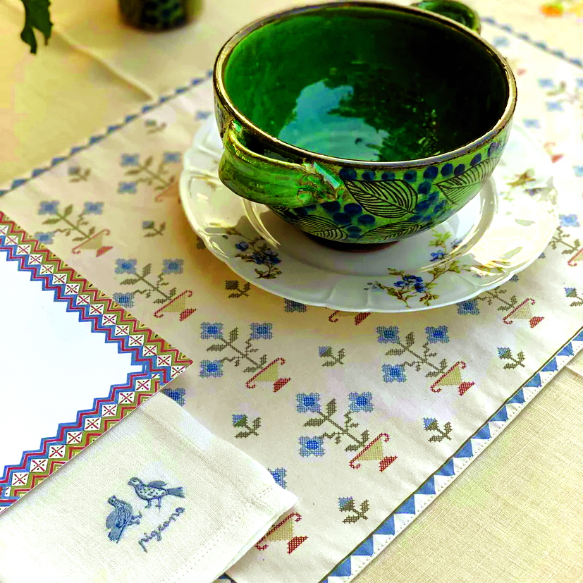 Họa tiết hoa cổ điển trên khăn lanh Malaika  tạo thêm nét duyên cho bàn ăn gia đình ẢNH: MALAIKALINENS 