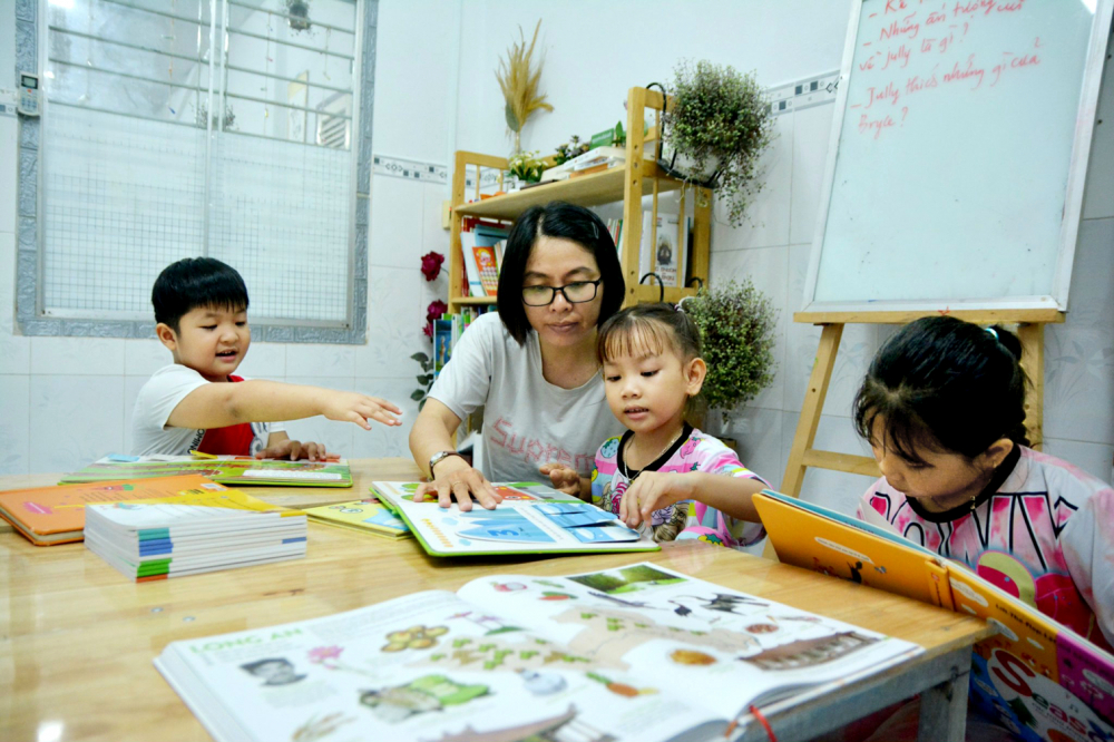 Cô Trần Huỳnh Nhị hướng dẫn đọc cho trẻ