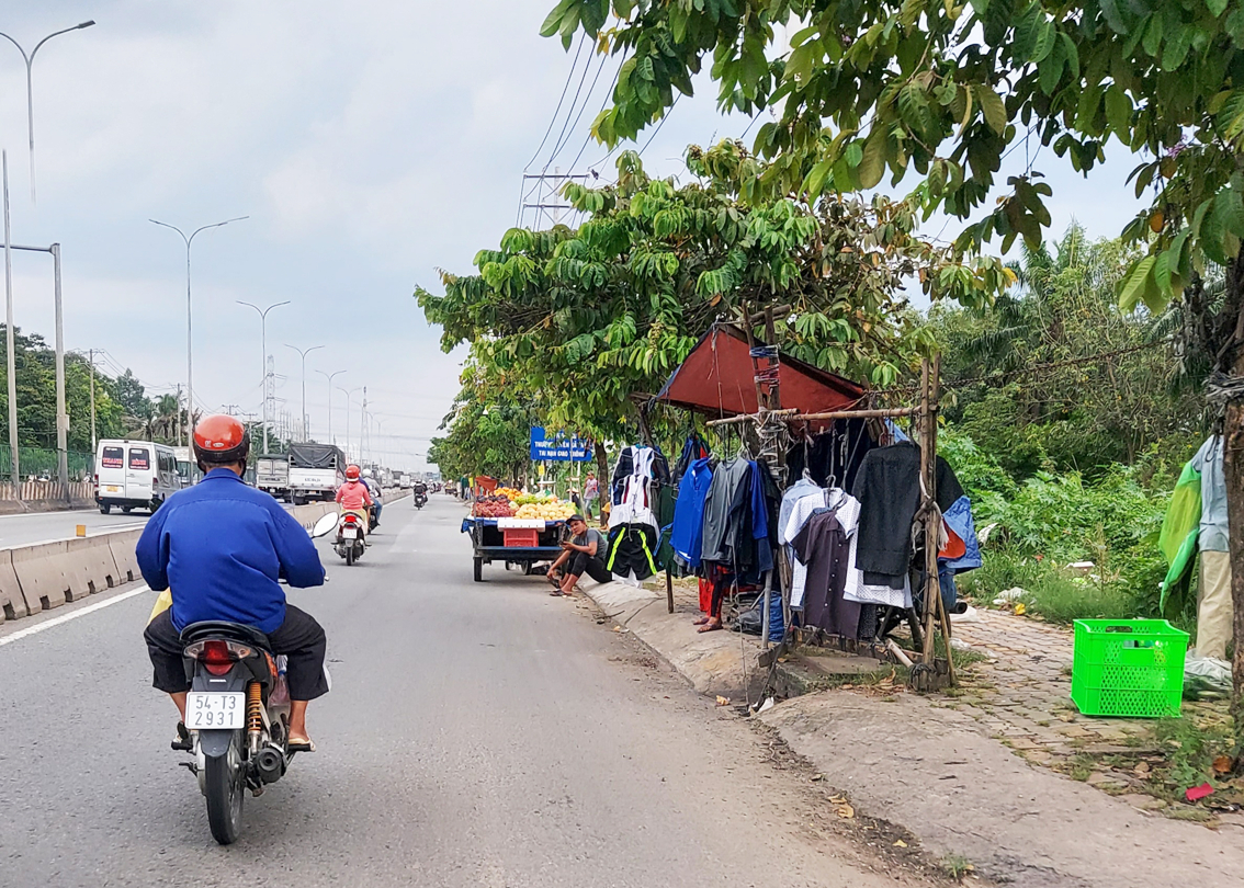 Người dân buôn bán dưới lòng đường Quốc lộ 1,  đoạn qua quận Bình Tân, TPHCM