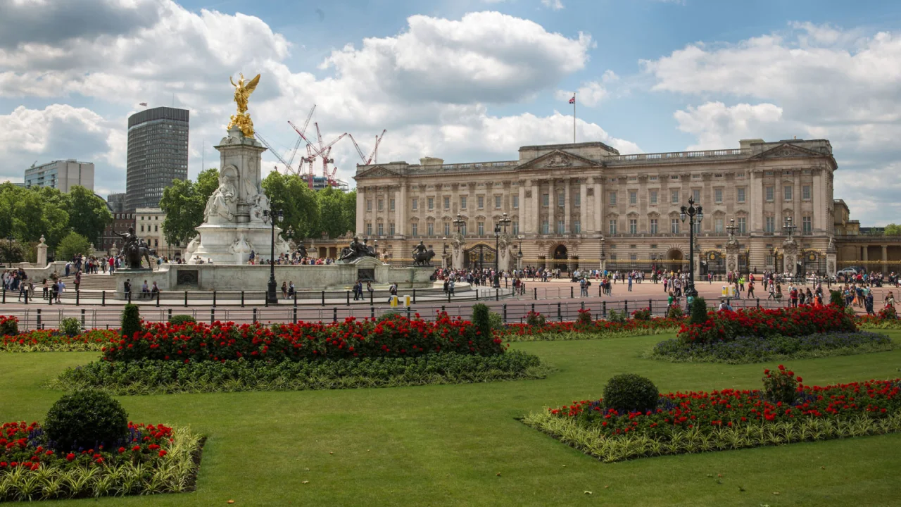 Cung điện Buckingham, nơi ở chính thức ở London của Nữ hoàng và Hoàng tử Philip, mở cửa cho công chúng khi các thành viên hoàng gia đang trong kỳ nghỉ hè.