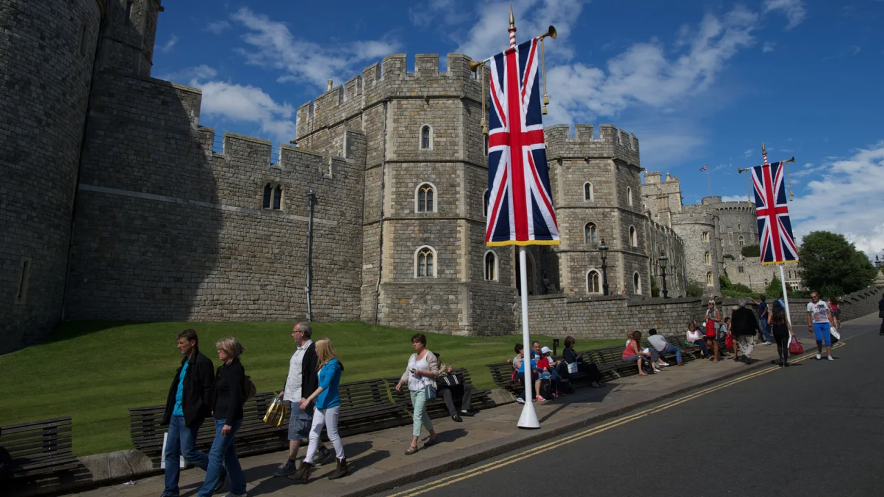 9. Các điểm tham quan nên ghé: Nơi nghỉ ngơi cuối tuần yêu thích của Nữ hoàng Lâu đài Windsor Lâu đài lâu đời nhất thế giới đang trải qua một cuộc cải tạo trị giá 35 triệu đô la (27 triệu bảng Anh) dự kiến ​​hoàn thành vào cuối năm 2018. Lâu đài lâu đời nhất thế giới đang trải qua một cuộc cải tạo trị giá 35 triệu đô la (27 triệu bảng Anh) dự kiến ​​hoàn thành vào cuối năm 2018. Hình ảnh ANDREW COWIE/AFP/Getty Lâu đài Windsor có một số so sánh nhất trong sơ yếu lý lịch của nó. Đây không chỉ là lâu đài có người ở liên tục lớn nhất thế giới mà còn là lâu đài lâu đời nhất.  Nó cũng tình cờ là một trong những nơi ở chính của Nữ hoàng - bà dành phần lớn những ngày cuối tuần riêng tư của mình ở đây. Tiêu chuẩn Hoàng gia bay từ Tháp Tròn khi Bệ hạ ở nhà.   Windsor cũng là nơi được chọn để tổ chức hôn lễ của Hoàng tử Harry và Meghan Markle – các quan chức hoàng gia cho biết đây là “nơi đặc biệt dành cho hai người họ”.  Có rất nhiều thứ để xem và lâu đài không thực sự ở Luân Đôn – nó nằm ở thị trấn cao cấp Windsor, cũng là ngôi nhà của trường công lập nổi tiếng nhất Vương quốc Anh Eton College – vì vậy hãy dành một ngày để đi du lịch và khám phá mọi thứ.  Các điểm nổi bật bao gồm The State Apartments được hoàng gia sử dụng cho các sự kiện chính thức và kiến ​​trúc Gothic tinh tế của Nhà nguyện St George, nơi chôn cất 10 vị vua bao gồm Henry VIII và Charles I.  Nếu bạn đã bỏ lỡ sự kiện Đổi gác tại Cung điện Buckingham, bạn có thể xem một phiên bản tại đây, nếu thời tiết cho phép trong những tháng mùa xuân và mùa hè.  Ngôi nhà búp bê của Nữ hoàng Mary là một đối tượng thực sự không thể bỏ lỡ: Chúng tôi biết một số bạn có thể đang nghĩ gì, nhưng đây là một kỳ quan kiến ​​trúc thu nhỏ. Nó được tạo ra bởi kiến ​​trúc sư người Anh Edwin Lutyens (cũng được biết đến với vai trò thiết kế New Delhi) và đặc biệt chú ý đến từng chi tiết bao gồm cả nước và điện.  Vì đây là một trong những nơi ở của Nữ hoàng nên một số bộ phận có thể đóng cửa tùy theo thời điểm trong năm. Kiểm tra các trang web để biết chi tiết.  Lâu đài Windsor , Windsor, Berkshire SL4 1NJ. Nhập học: Người lớn $27 (£20,50), Dưới 17 tuổi $15,75 (£12)