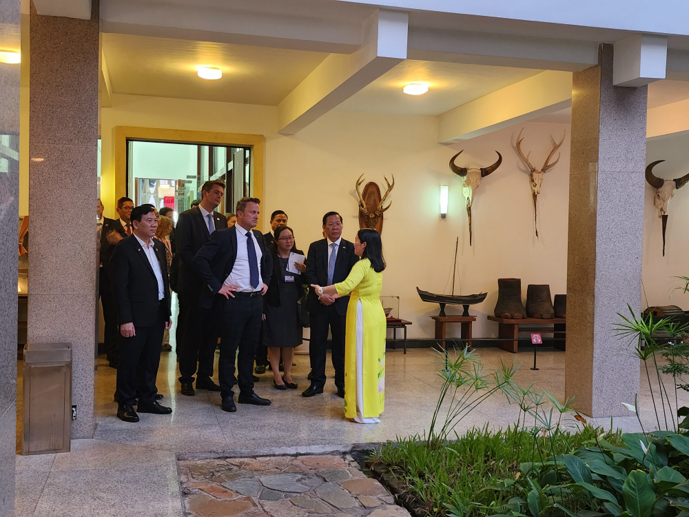 Ngoài khu vực tiếp khách của Dinh Thống nhất, Thủ tướng Luxembourg Xavier Bettel còn yêu cầu được tham quan toàn bộ di tích lịch sử như một du khách lần đầu đến thành phố