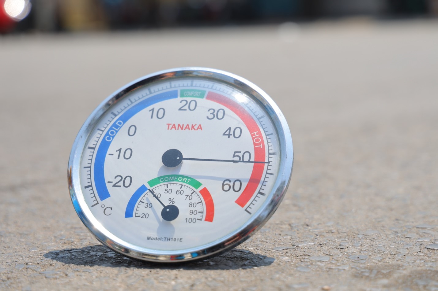 Nhiệt độ đo tại mặt đường ở bến xe Mỹ vào lúc 13 giờ ngày 5/5 lên tới 52 độ C