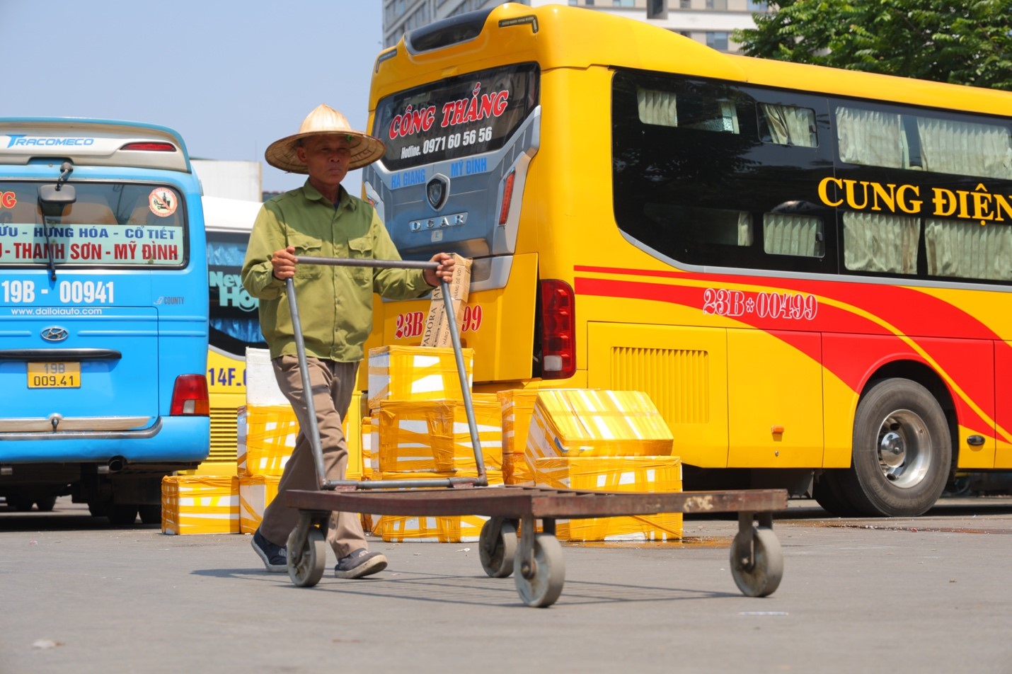 Hình ảnh người lao động tại Bến xe Mỹ Đình dưới nắng nóng trưa hè khắc nghiệt