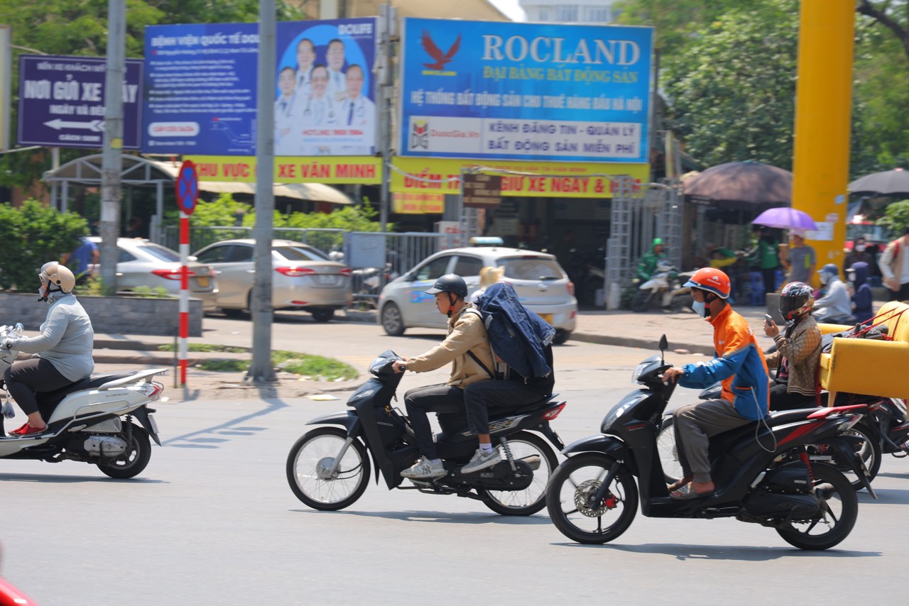 Đường phố Hà Nội vắng vẻ hơn trong ngày nắng gắt. Hầu hết người dân khi ra đường đều phải mặc áo chống nắng và đeo khẩu trang