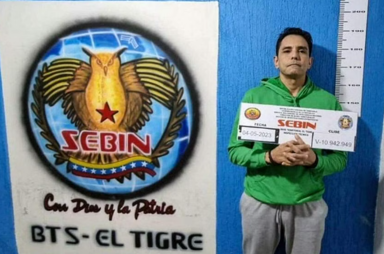 Ông Ernesto Paraqueima, thị trưởng thành phố El Tigre, miền đông, đã bị bắt vì thăng chức và kích động hận thù. ẢNH: MINCI/AFP