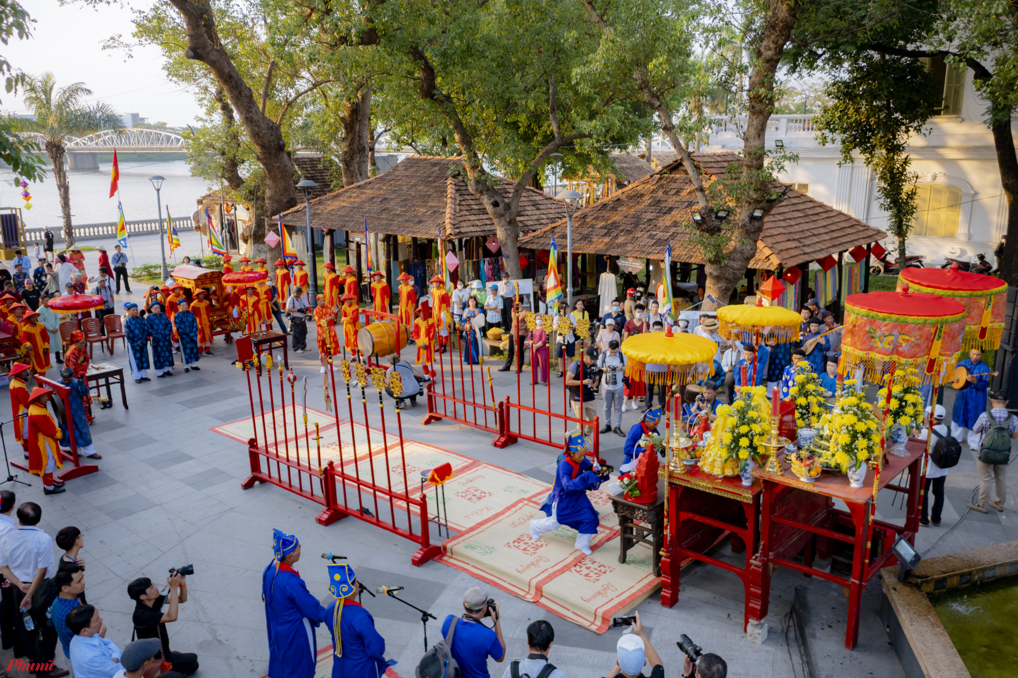 Trước lễ bế mạc Festival nghề truyền thống Huế 2023, nghi lễ Tế tổ bách nghề đã được thực hiện hết sức trang nghiêmtại công viên Tứ Tượng TP Huế 