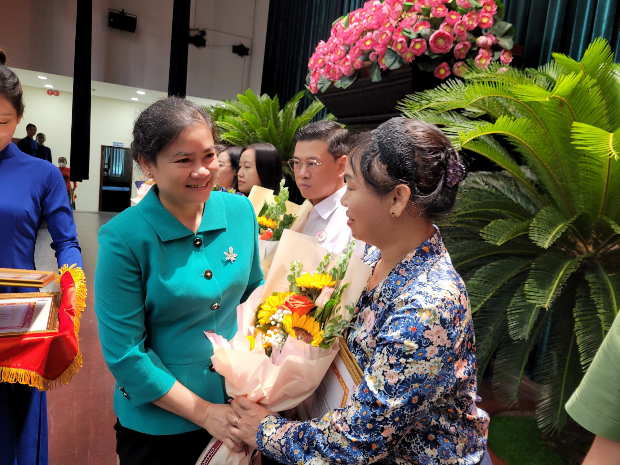 Bà Đỗ Thị Thu Thảo - Phó Chủ tịch thường trực Hội LHPN Việt Nam tặng bằng khen cho Hội LHPN TPHCM vì những thành tích xuất sắc trong công tác phụ nữ