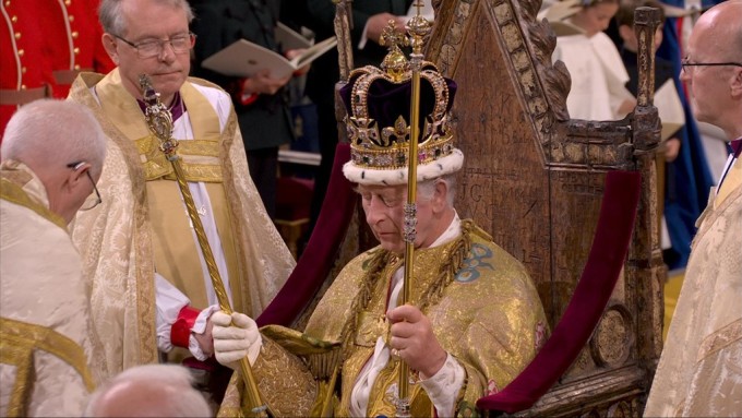 Khi nói đến các phụ kiện, Vua Charles III cũng thu hút người đối diện khi mang chiếc găng tay da màu trắng lạ mắt.