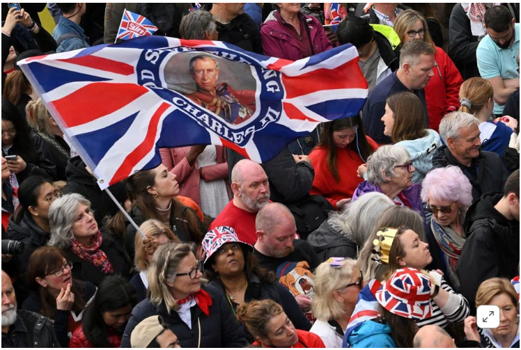 Đám đông người hâm mộ reo hò và bày tỏ sự phấn khích khi đoàn xe đi qua The Mall.  London đã triển khai hơn 29.000 sĩ quan để đảm bảo an ninh trong tuần diễn ra lễ đăng quang của nhà vua.