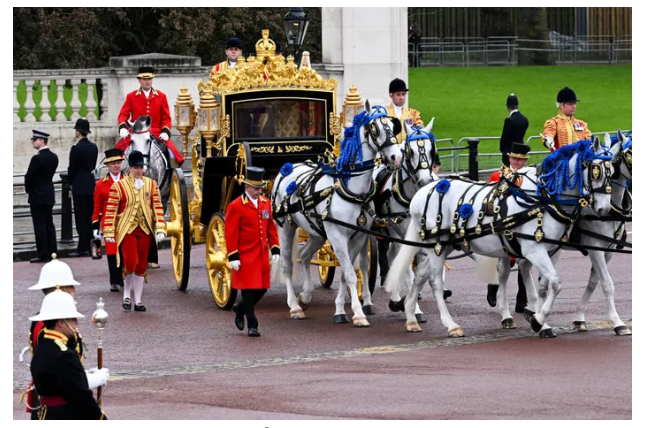 Nhà vua và hoàng hậu dự kiến sẽ được hộ tống bởi đội kỵ binh