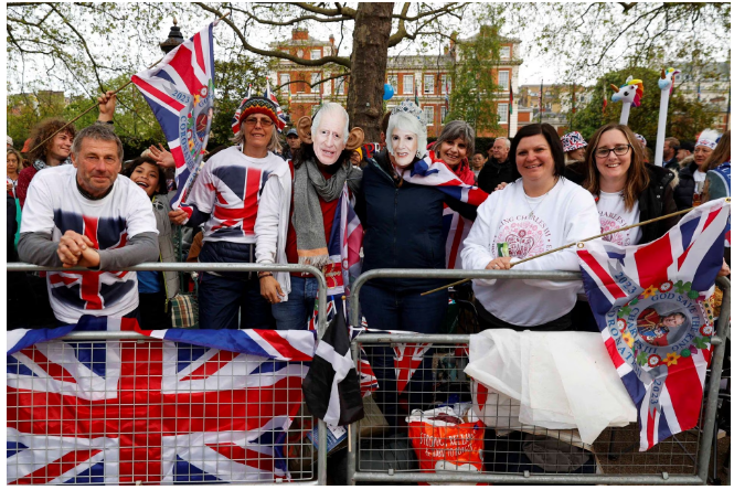 Những người chúc phúc xếp hàng dọc tuyến đường của 'Lễ diễu hành của Nhà vua', đoạn đường dài hai km từ Cung điện Buckingham đến Tu viện Westminster, ở trung tâm Luân Đôn.