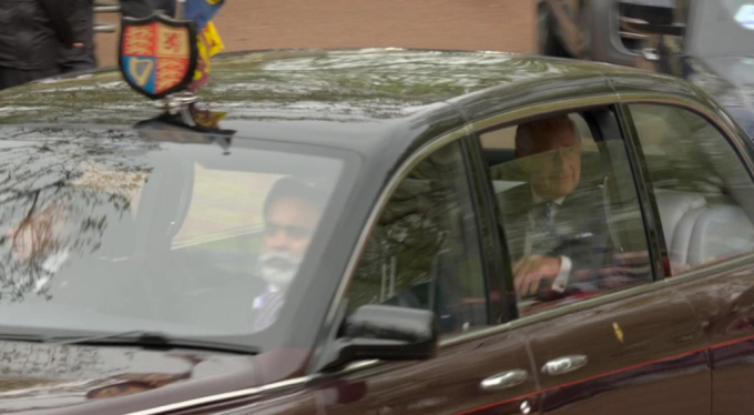 Vua Charles III xuất hiện trước công chúng lần đầu tiên trong ngày đăng quang. Ông ngồi trên ôtô cùng Hoàng hậu Camilla đến Cung điện Buckingham, vẫy tay chào người dân hai bên đường. 