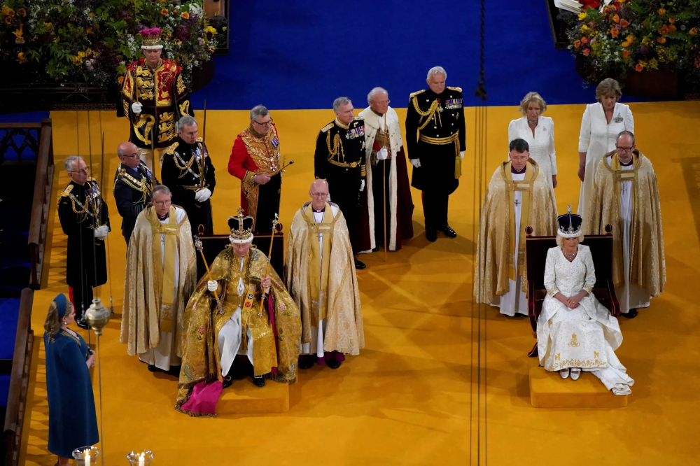 Phần cuối cùng của buổi lễ chứng kiến Nhà vua và hoàng hậu bước xuống khỏi ngai vàng của họ và tiến vào Nhà nguyện St Edward phía sau nơi cỗ xe diễu hành  sẽ đưa cả hai trở lại Cung điện Buckingham