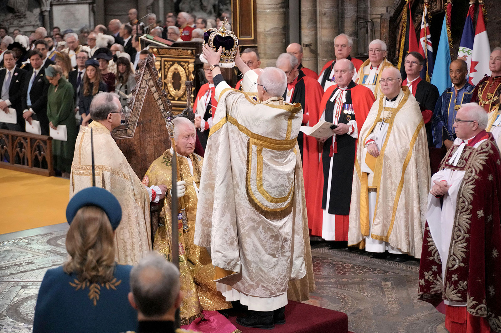 Tổng giám mục Canterbury Justin Welby đã đặt Vương miện của Thánh Edward lên đầu Charles III, phần quan trọng nhất của lễ đăng quang.
