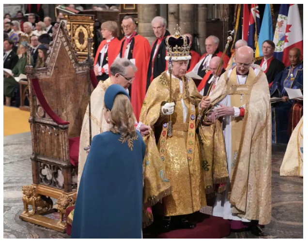 Trong buổi lễ đăng quang chiều 6/5 (giờ Việt Nam) tại Cung điện Buckingham, Vua Charles III gây ấn tượng khi diện mặc lại chiếc áo choàng hoàng gia (Imperial Mantle) từ vải kim tuyến từng được các nhà vua và nữ hoàng trước đó sử dụng.
