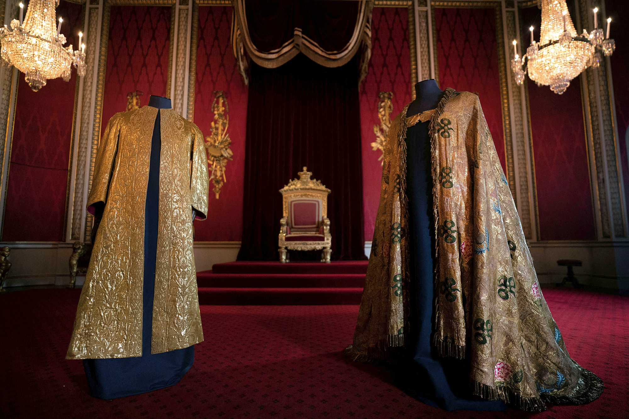 Bên ngoài Supertunica là chiếc áo choàng lớn bằng vàng có tên là Imperial Mantle, được làm cho lễ đăng quang của Vua George IV năm 1821. Đây là chiếc áo choàng cổ nhất trong bộ sưu tập đăng quang. Chiếc áo gây ấn tượng với các chi tiết phức tạp, bao gồm biểu tượng vương miện, họa tiết tán lá, hoa bách hợp, cỏ ba lá, hoa hồng và chiếc khóa áo hình đại bàng…