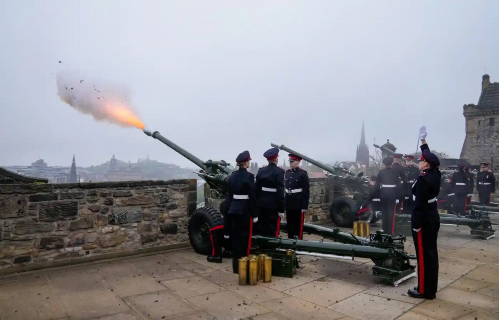 Các thành viên của trung đoàn 105 Pháo binh Hoàng gia khai hỏa đại bác tại Lâu đài Edinburgh