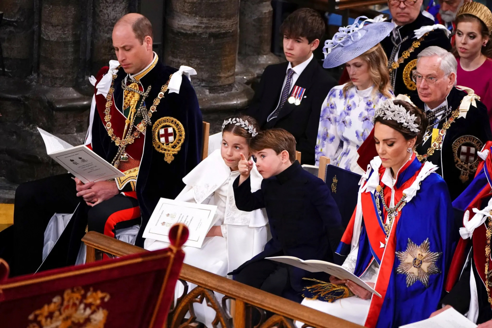 Công chúa Charlotte theo dõi buổi lễ của ông nội cùng cha mẹ, Hoàng tử William, công nương Catherine và em trai Hoàng tử Louis.