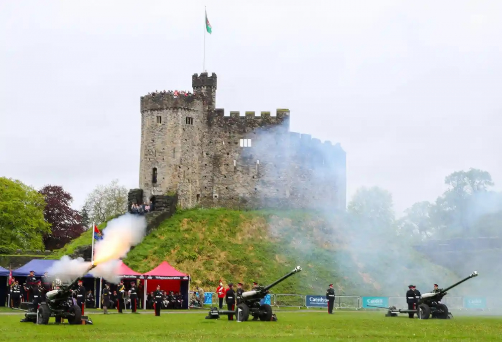 21 phát súng chào diễn ra sau lễ đăng quang tại Lâu đài Cardiff