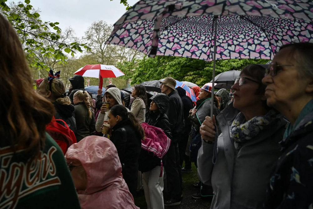 Người dân xem buổi lễ dưới trời mưa lớn ở Henley on Thames, Oxfordshire