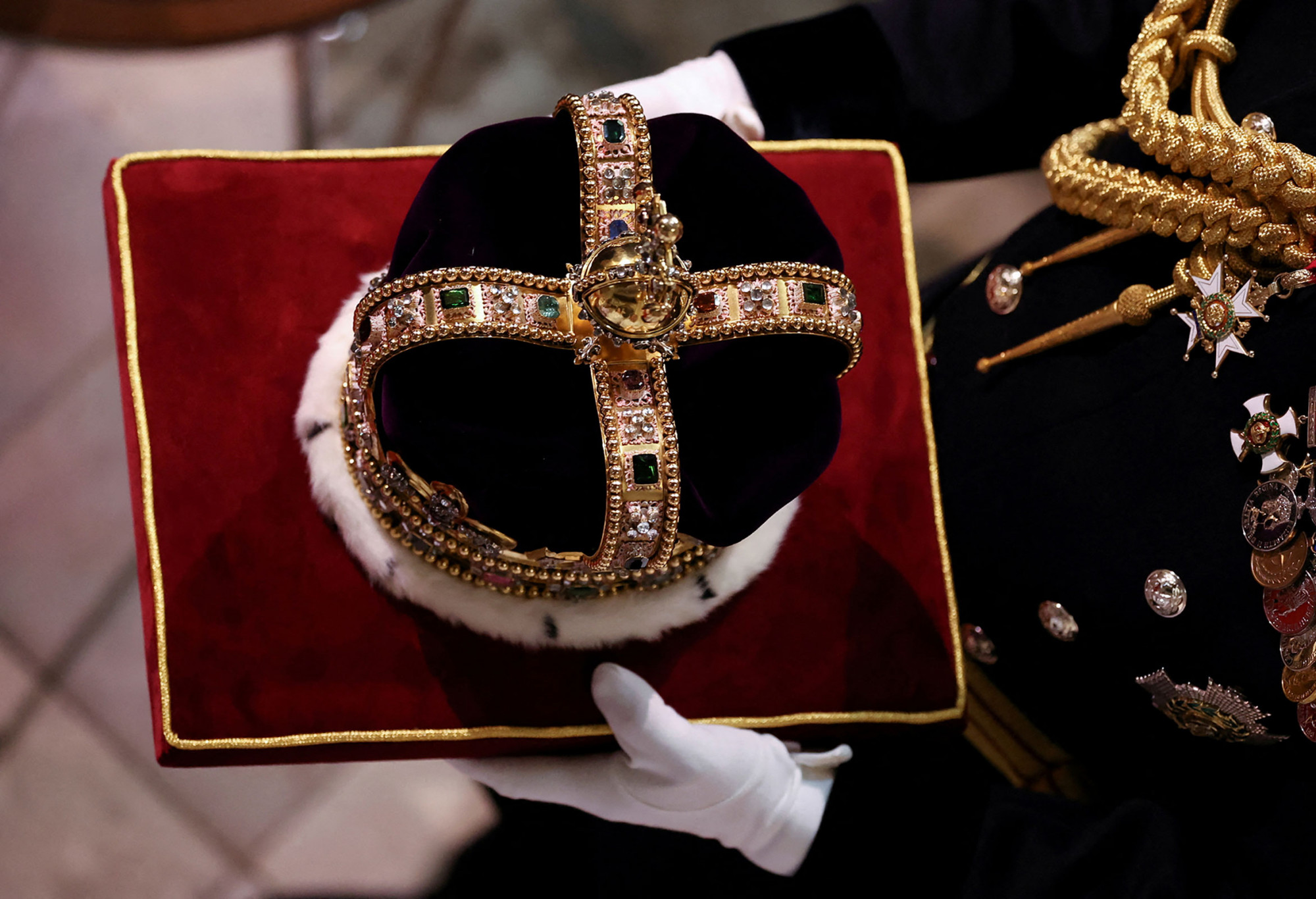 2 vương miện sẽ được Vua Charles III đội là vương miện Thánh Edward đính 444 viên đá quý và vương miện Hoàng gia đính 2.868 viên kim cương.