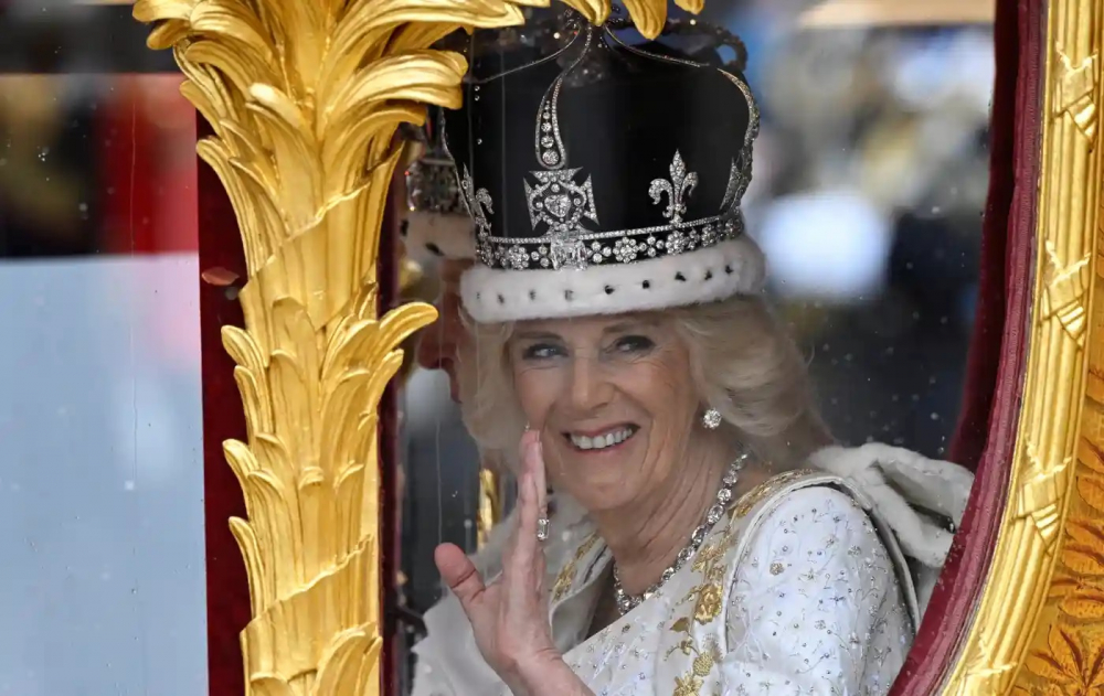 Hoàng hậu Camilla vẫy tay chào khi chiếc xe lăn bánh