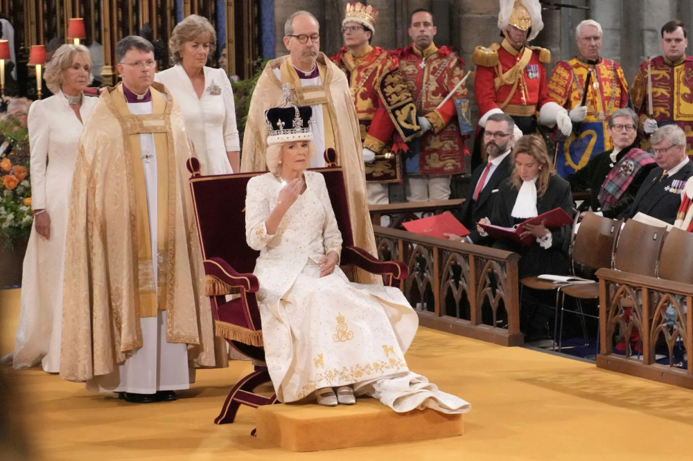 Hoàng hậu Camilla cũng được trao vương miện của riêng bà. Chiếc váy đăng quang của hoàng hậu Camilla do nhà thiết kế Bruce Oldfield sáng tạo.