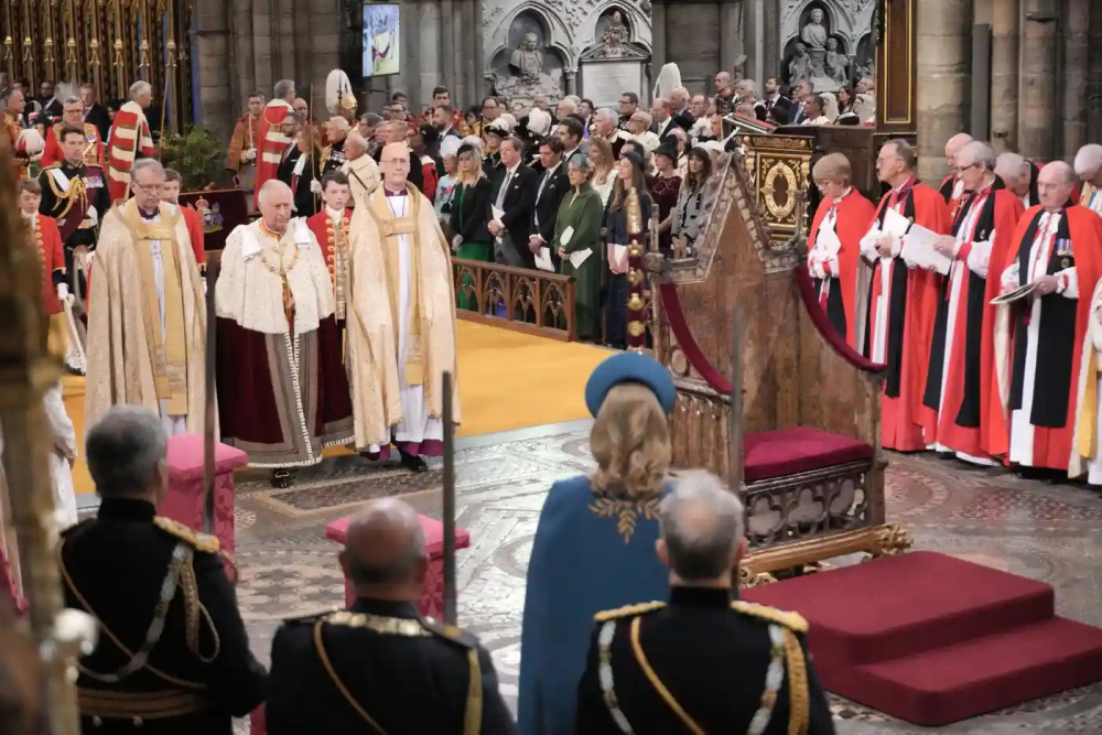 Vua Charles III đến dự lễ đăng quang. Justin Welby, tổng giám mục Canterbury chào mừng nhà vua và đọc diễn văn trước sảnh đường trong nghi thức công nhận.