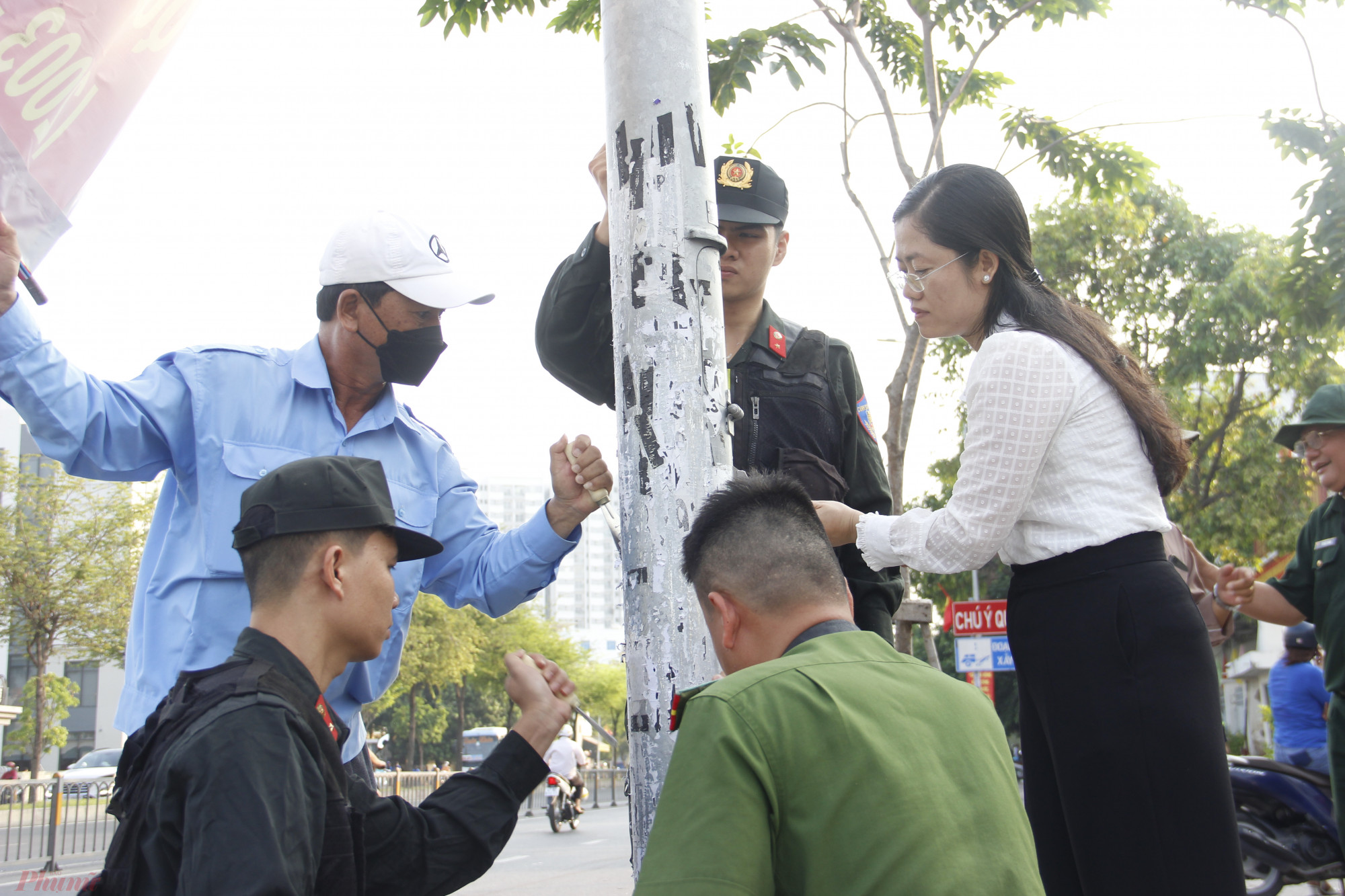 Sáng nay, có khoảng 300 người ở quận Bình Tân ra quân xử lý quảng cáo tín dụng đen, vẽ bậy.