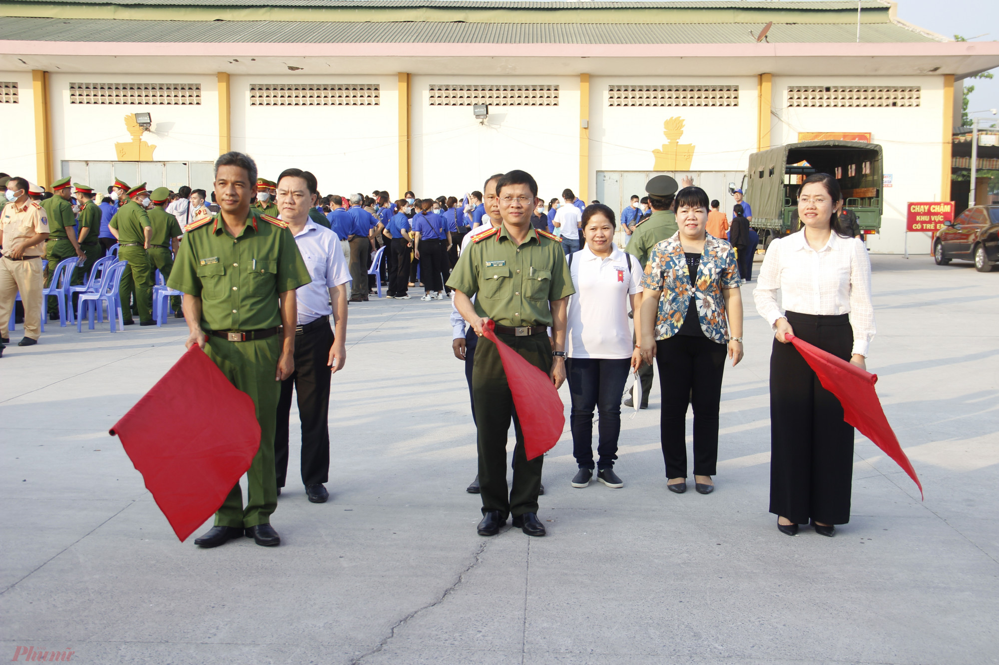 Đại diện Công an TPHCM và lãnh đạo quận Bình Tân phát động các lực lượng ra quân xử lý quảng cáo tín dụng đen.