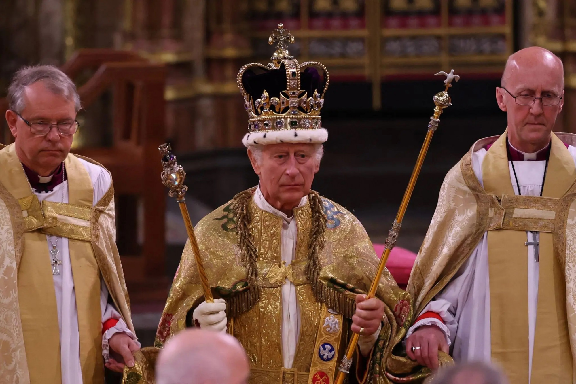 Vua Charles III đón nhận vương miện trên chiếc ngai đặc biệt