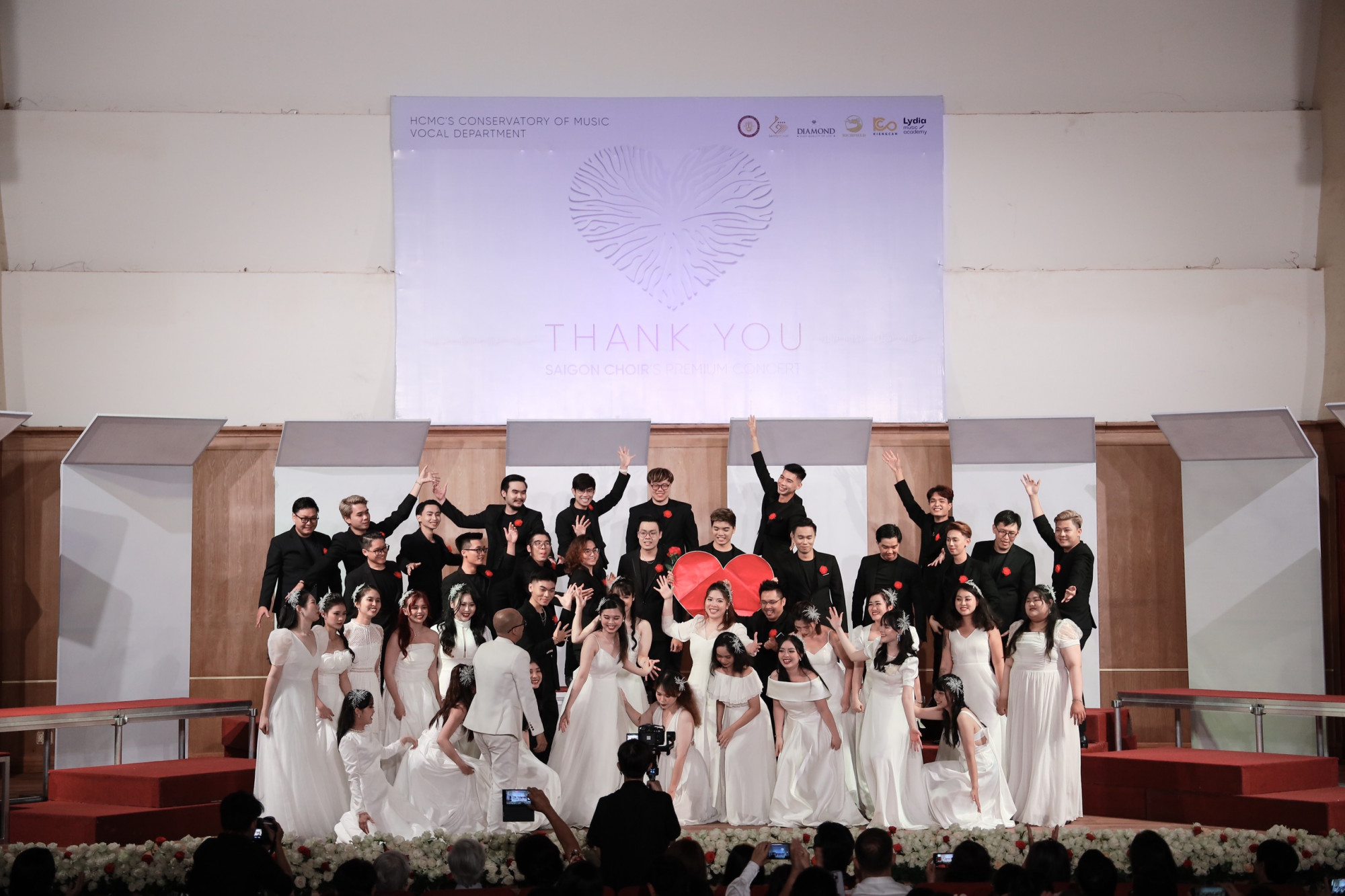 Các thành viên của SaiGon Choir trong tiết mục cuối cùng của đêm diễn 