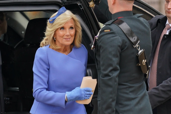 Đệ nhất Phu nhân Mỹ Jill Biden có mặt tại Tu viện Westminster, bà dẫn đầu đoàn đại biểu Mỹ tham dự lễ đăng quang của Vua Charles III.