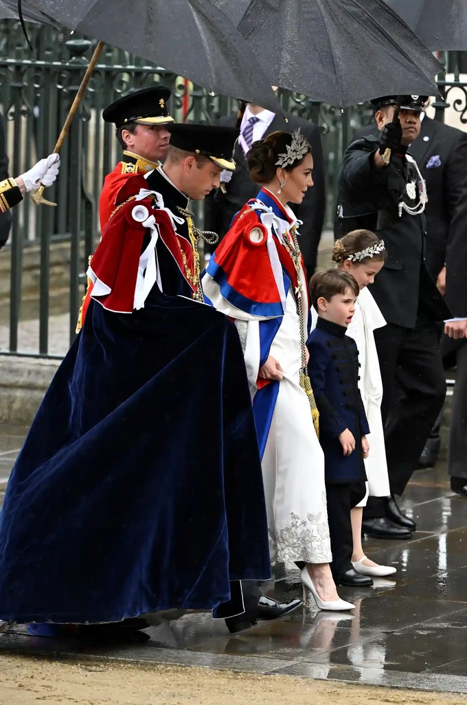 Gia đình Thái tử William, công nương Kate Middleton tới lễ đăng quang của Vua Charles III trong trang phục truyền thống của hoàng gia Anh.