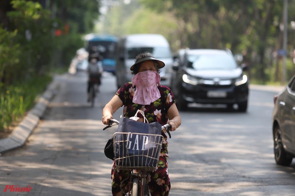 Bà Lan Anh (Đống Đa, Hà Nội) cho biết: 'Hôm qua đã nóng rồi mà hôm nay còn ngốt hơn. Giờ đang hơn 40 độ ngoài đường, may mà trong bóng cây còn mát hơn được một chút'