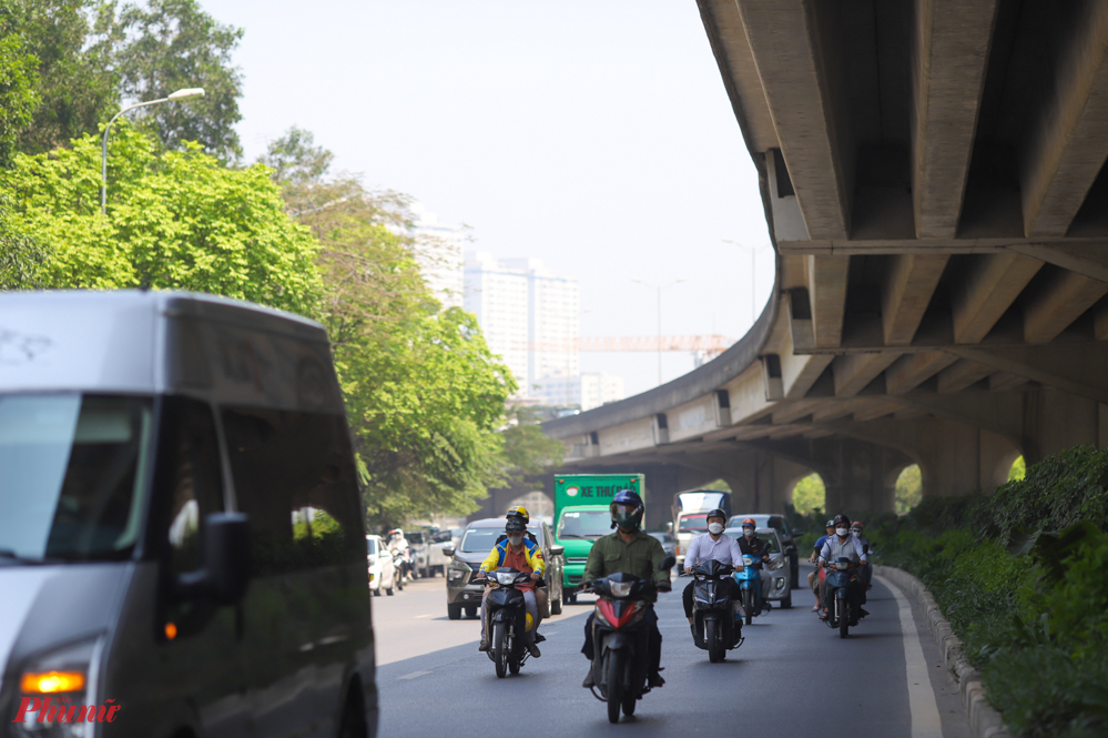 Trên đường Nguyễn Xiển, người đi xe máy phải di chuyển dưới bóng dâm tạo ra bởi làn đường trên cao.