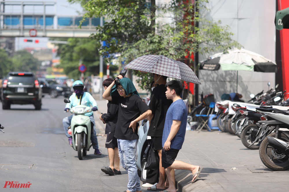 Theo dự báo, đợt nắng nóng này kéo dài đến hết ngày 7/5. Từ 8/5, miền Bắc đón đợt không khí lạnh khiến nhiệt độ giảm đột ngột, các tỉnh vùng núi phía Bắc có thể giảm còn khoảng 20 độ C, đồng bằng Bắc Bộ và Hà Nội giảm xuống 25 độ C.