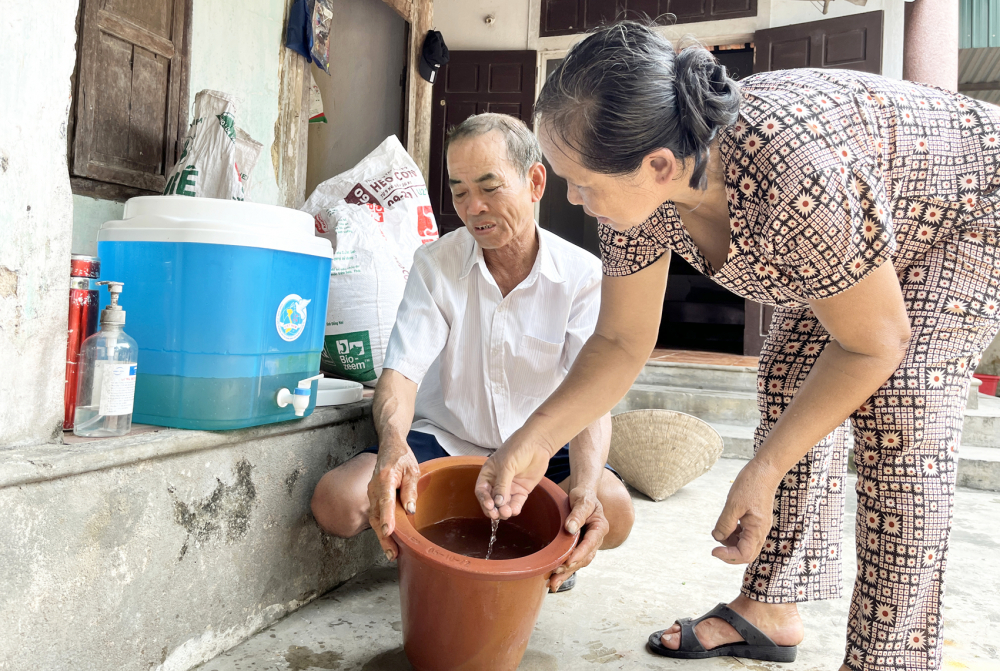 Vợ chồng bà Hoàng Thị Lan (xóm Tân Phúc, xã Thạch Khê) vệ sinh bình lọc nước mỗi ngày