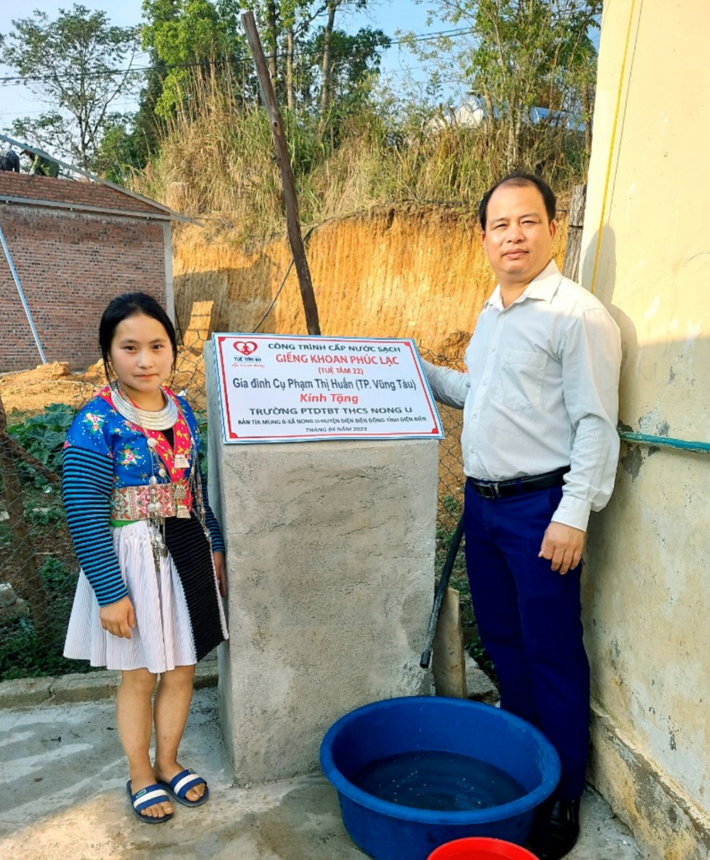 Thầy và trò Trường phổ thông dân tộc bán trú THCS Nong U bên giếng nước do 1 nhà hảo tâm ở TP Vũng Tàu tài trợ - ẢNH: T.T.
