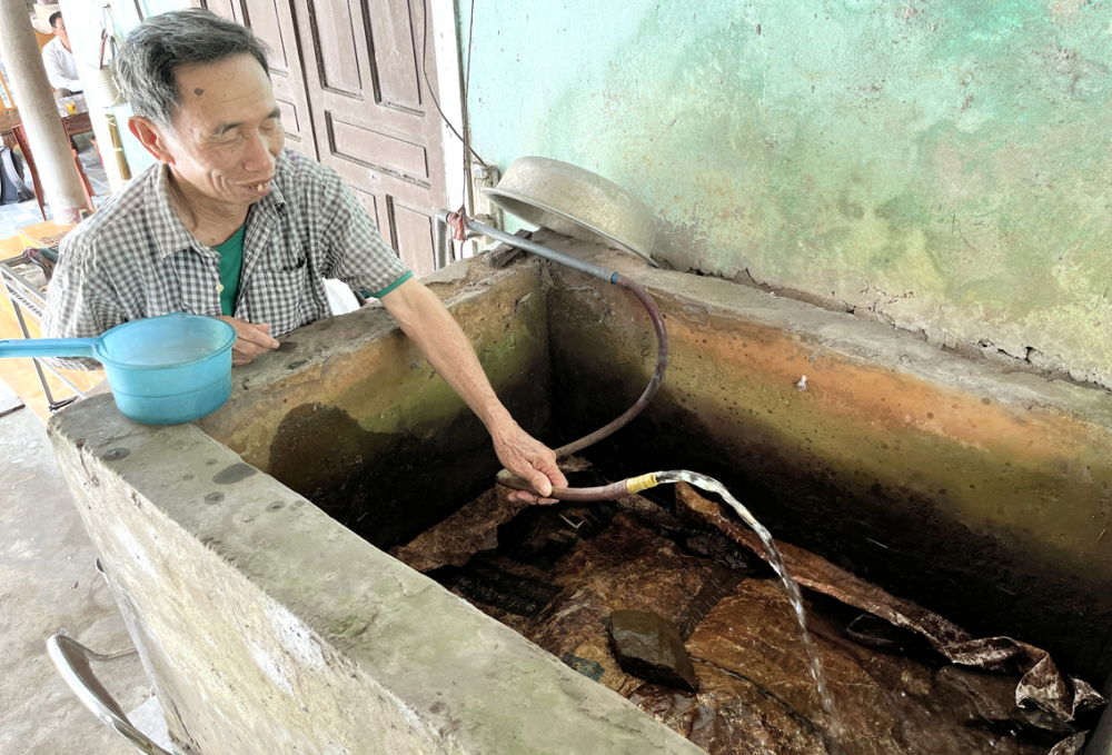 Người dân xã Thạch Khê phải thường xuyên  vệ sinh bể lọc nước bám đầy váng bùn