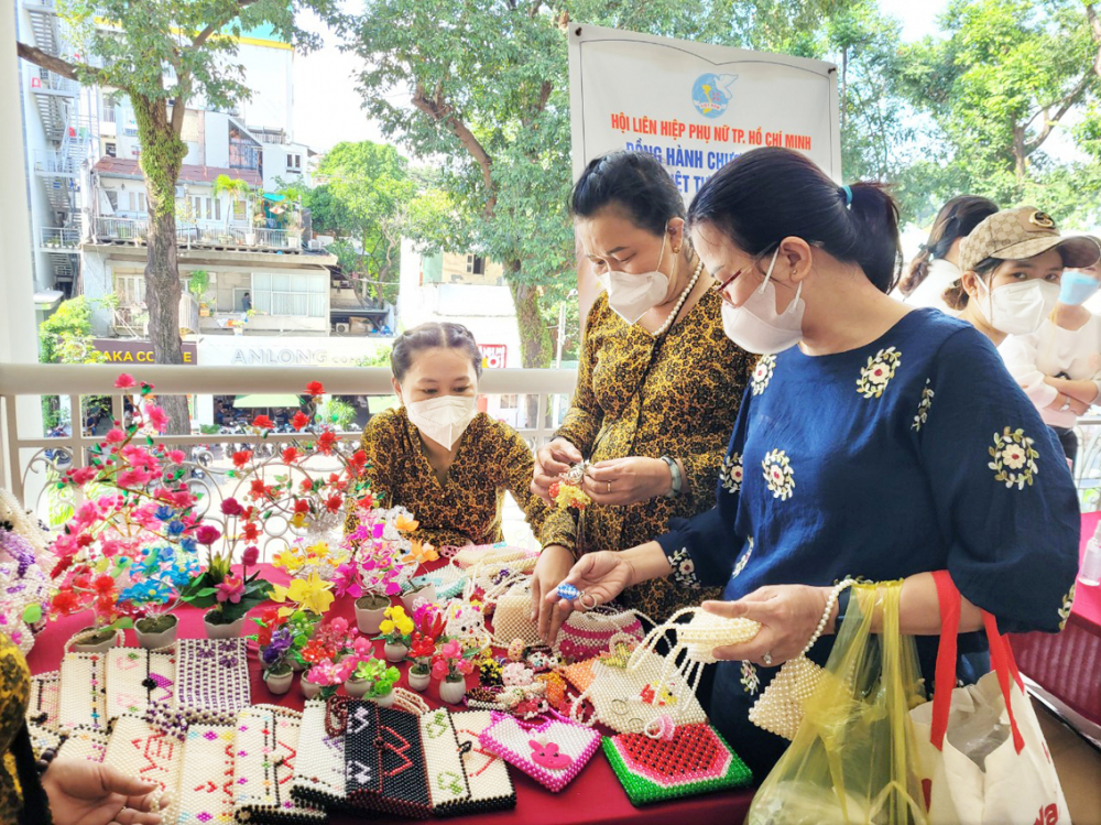 Sản phẩm khởi nghiệp của Tổ kết cườm xã Vĩnh Lộc B (huyện Bình Chánh) được giới thiệu, quảng bá tại ngày hội “Phụ nữ sáng tạo - khởi nghiệp” năm 2022